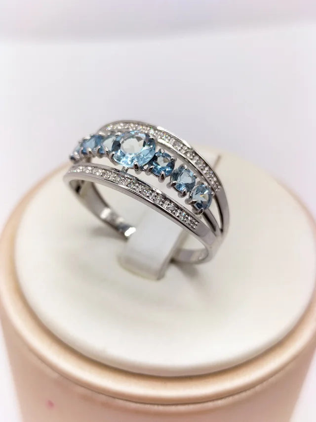Sortija de oro blanco con diamantes y aguamarinas