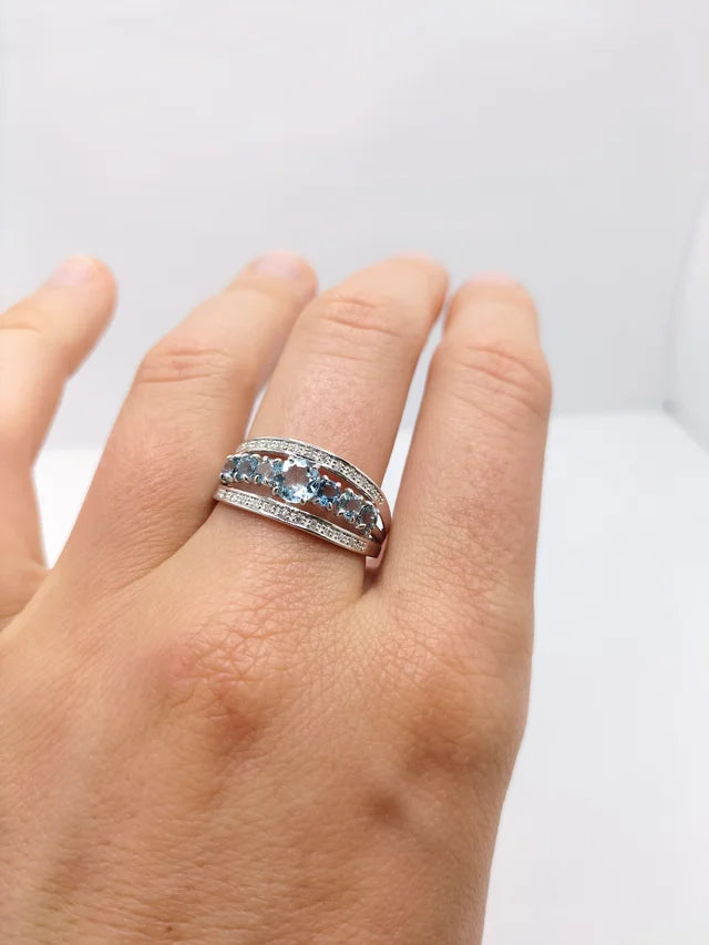 Sortija de oro blanco con diamantes y aguamarinas